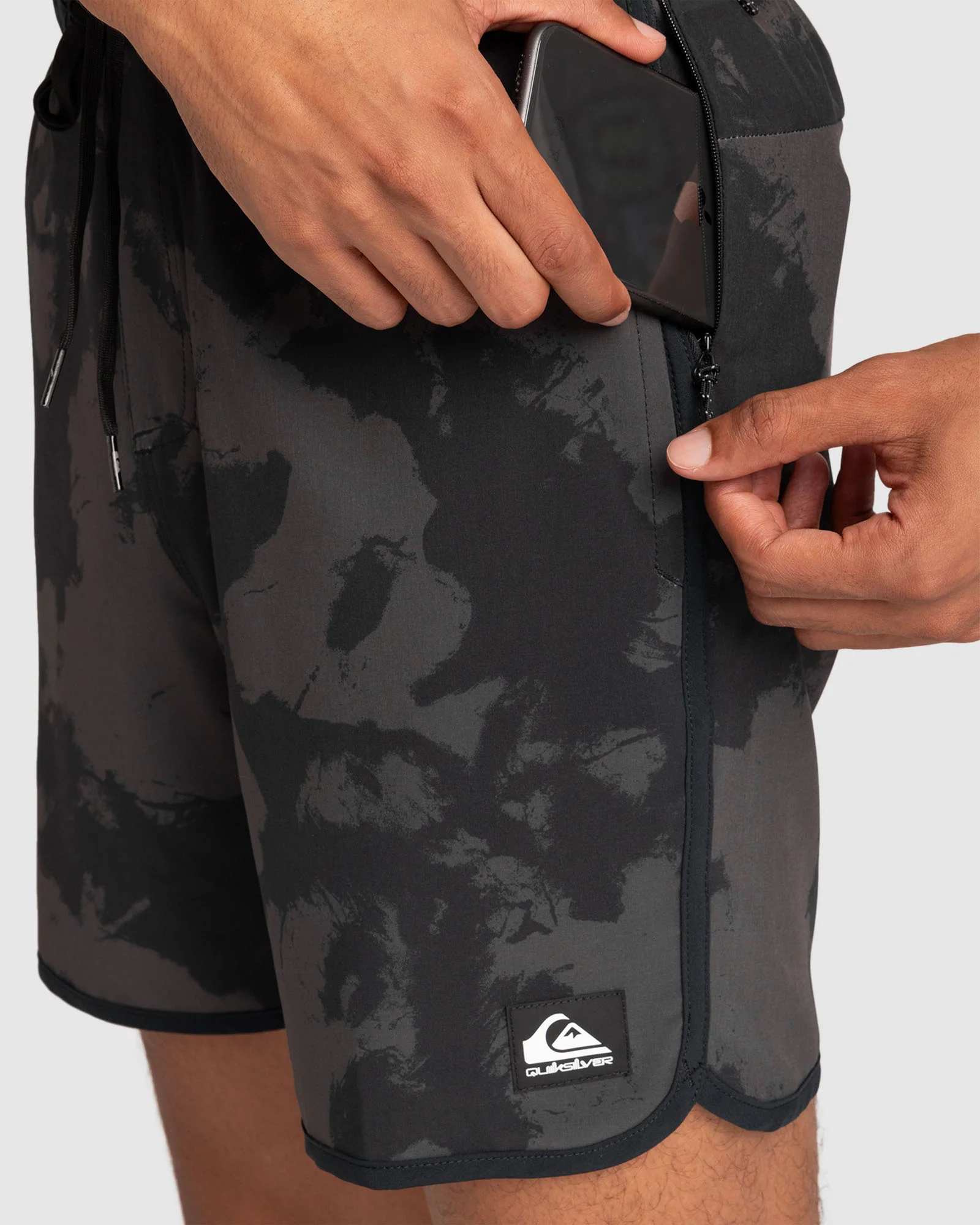 Mens Omni Scallop 17" Amphibian Boardshorts - Image 4